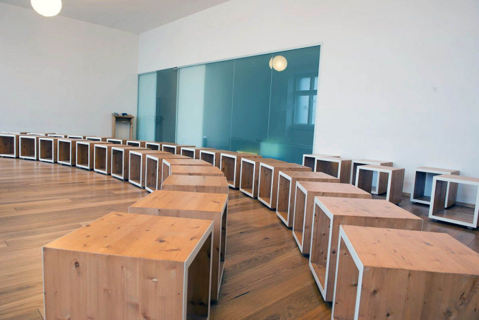 Sedenie kaplnky je zostavené z modulovateľných kubusov s variabilným umiestnením podľa obsadenosti a aktuálnej funkcie priestoru.,