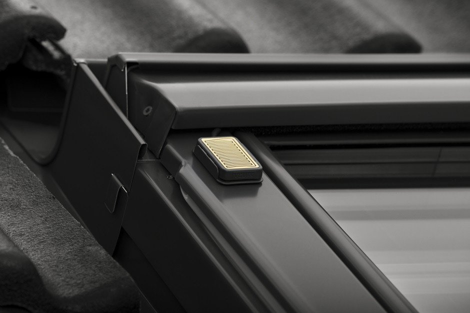 Elektricky ovládané výklopně-kyvné střešní okno VELUX INTEGRA ® GPU.