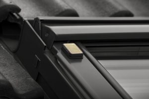 Elektricky ovládané výklopně-kyvné střešní okno VELUX INTEGRA ® GPU.