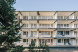 Re:architekti opravili fasádu a přidali nové lodžie paneláku v pražské Hostivaři