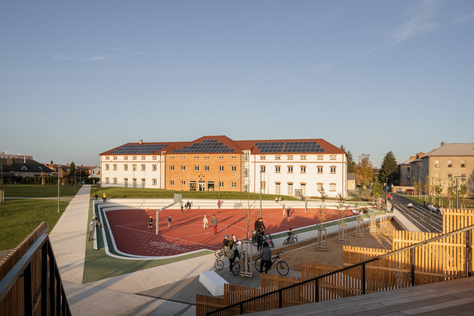 Revitalizace areálu kasáren ve Vysokém Mýtě, Barbora Srpková, Martin Lukáč: Uprostřed areálu bývalých kasáren ve Vysokém Mýtě je takzvaná aktivní zóna – multifunkční hřiště ve tvaru trojúhelníku, které je zahloubené pod úroveň zbytku parku