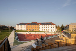 Revitalizace areálu kasáren ve Vysokém Mýtě, Barbora Srpková, Martin Lukáč: Uprostřed areálu bývalých kasáren ve Vysokém Mýtě je takzvaná aktivní zóna – multifunkční hřiště ve tvaru trojúhelníku, které je zahloubené pod úroveň zbytku parku