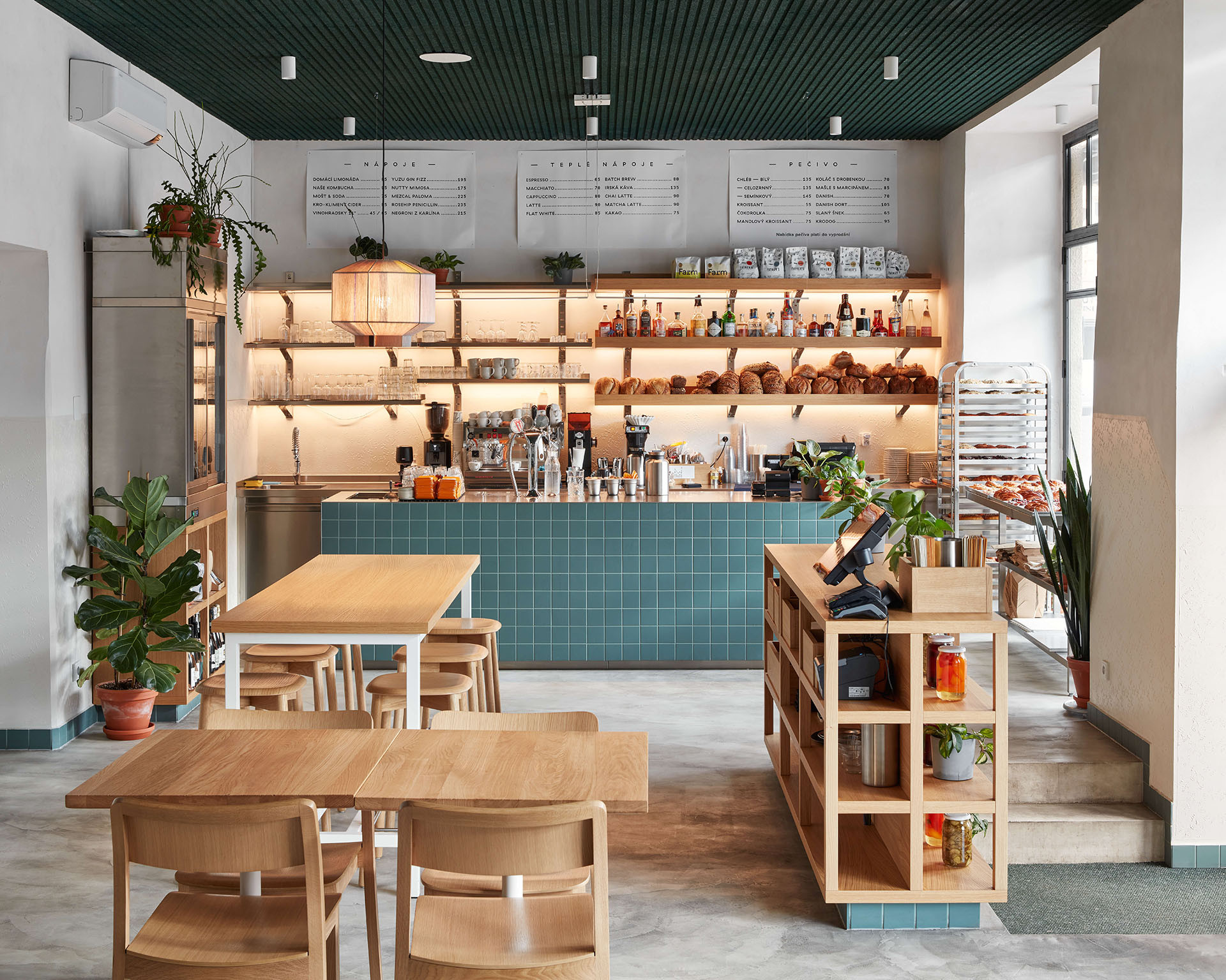 Do zelené barvy ho oblékli architekti a architektky ze studia NEUHAUSL HUNAL. Zvolili ji kvůli blízkosti Ďolíčku – fotbalového stadionu Bohemians.