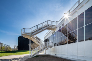 Součástí revitalizace bylo také doplnění nových komunikačních prvků, které zvyšují bezpečnost i provozní flexibilitu pavilonů. (Rekonstrukce Křižíkových pavilonů; SOA architekti)