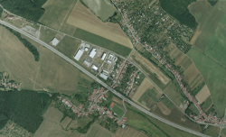 Popůvky u Brna, 2002. Vesnici Popůvky protíná dálnice D1, což do velké míry určuje její podobu. Rozrůstají se tu logistické haly. V roce 2002 tu žilo 600 obyvatel.