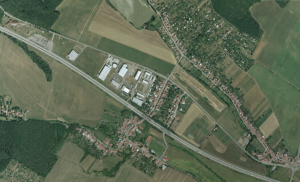 Popůvky u Brna, 2002. Vesnici Popůvky protíná dálnice D1, což do velké míry určuje její podobu. Rozrůstají se tu logistické haly. V roce 2002 tu žilo 600 obyvatel.