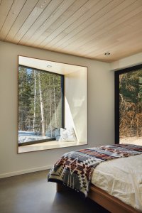 Prefabrikované chatky od studia Bourgeois / Lechasseur architects nedaleko kanadské lyžařské oblasti Le Massif de Petite-Rivière-St-François v lese u Charlevoix