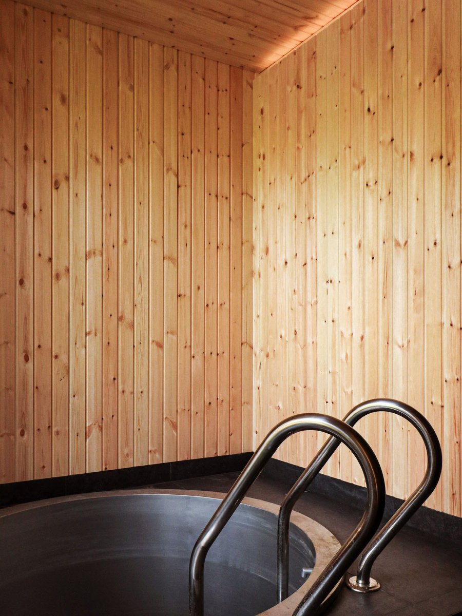 Součástí interiéru je také malý ochlazovací bezén. (Sauna, Adam Lukačovič)