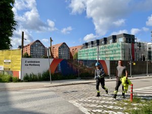 “S výhledem na Motławu,” láká billboard kolemjdoucí na novou výstavbu poblíž historického jádra.