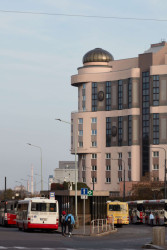 Jak je vidět, existuje spousta důvodů, proč architekturu Dona Giovanniho kritizovat. V době vzniku to však byla událost. Praha se chtěla ukázat světu a přilákat turisty. Proto vítala zájem rakouské firmy Rogner postavit zde velký hotel. Projektování začalo v roce 1992.