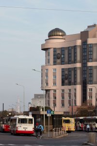 Jak je vidět, existuje spousta důvodů, proč architekturu Dona Giovanniho kritizovat. V době vzniku to však byla událost. Praha se chtěla ukázat světu a přilákat turisty. Proto vítala zájem rakouské firmy Rogner postavit zde velký hotel. Projektování začalo v roce 1992.
