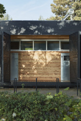 Černé a tmavé dřevo (Občerstvení U Prutu, Prokš Přikryl architekti)