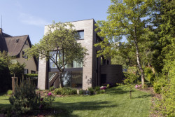 Rodinný dům od ateliéru EHL & KOUMAR ARCHITEKTI stojí na svažitém pozemku v Černošicích