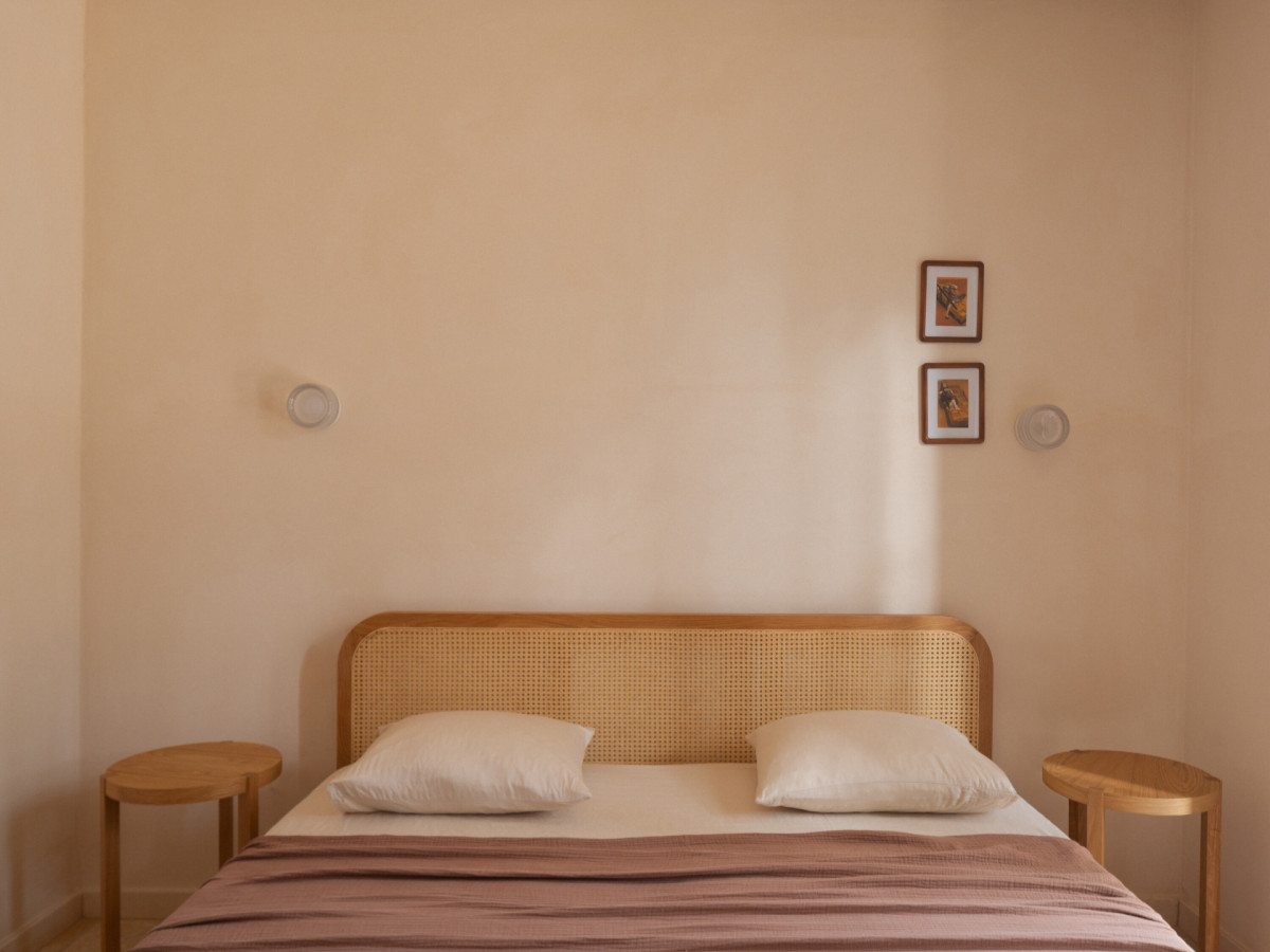 Rekreační vila v italské Apulii citlivě propojuje tradiční místní architekturu, přírodní materiály a současný minimalistický design. (Vila Normanni Apulie; Markéta Killi)
