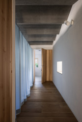 Ateliér Martin Neruda Architektura zrekonstruoval vyhořelý rodinný dům na pražské Zbraslavi