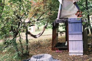 Otevírací doba hřiště je omezená, dorazit můžete vždy od středy do neděle.  (Hřiště, kde se staví bunkry; Město přátelské dětem)