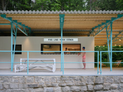 Stánek bude mít otevřeno každý den.  (Zázemí Lesního koupaliště, Mjölk architekti, Marie Vondráková)