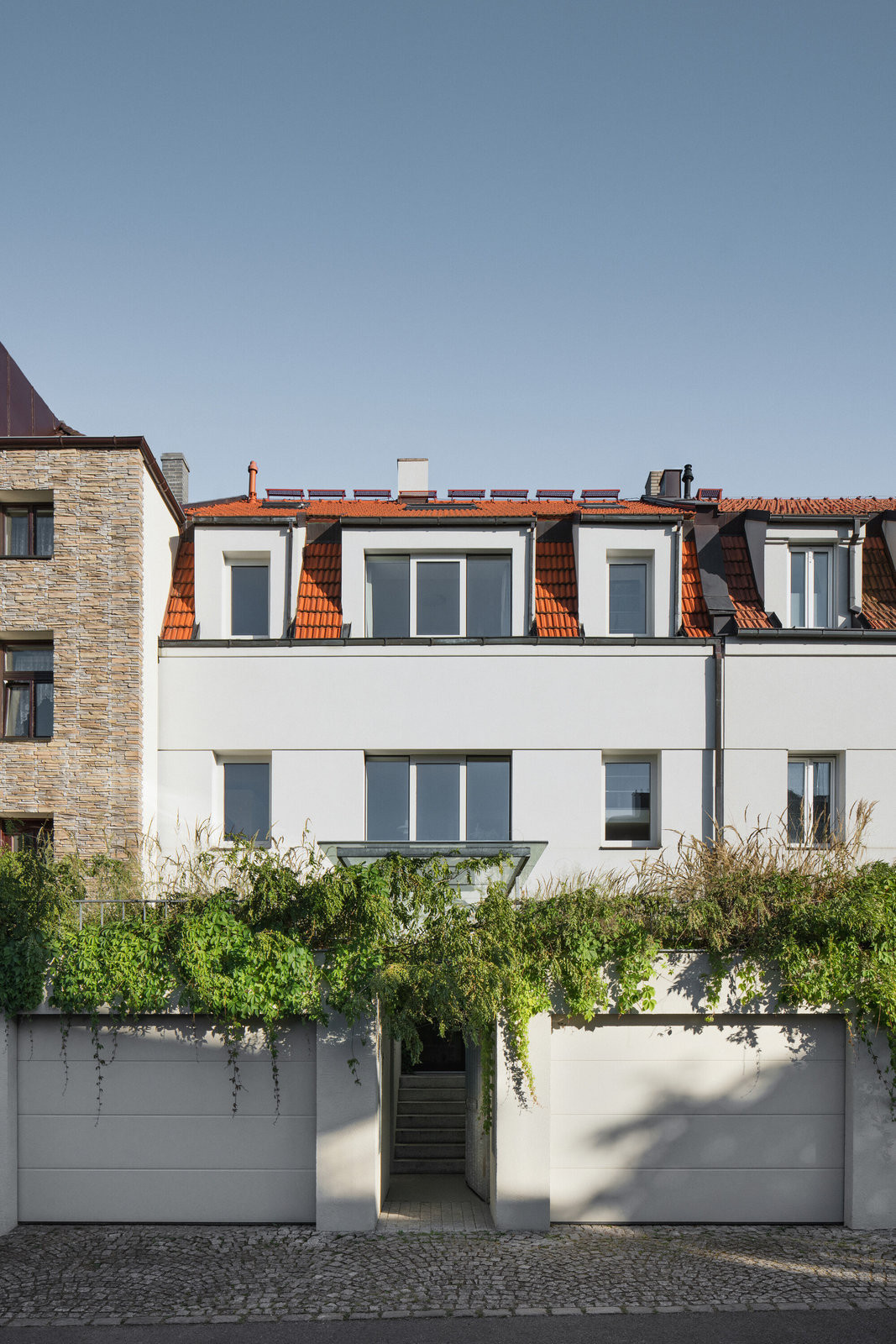 Rodinný dům pochází z 50. let 20. století (Rekonstrukce domu na Břevnově; Mimosa architekti)