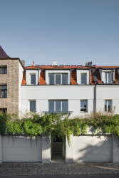 Rodinný dům pochází z 50. let 20. století (Rekonstrukce domu na Břevnově; Mimosa architekti)