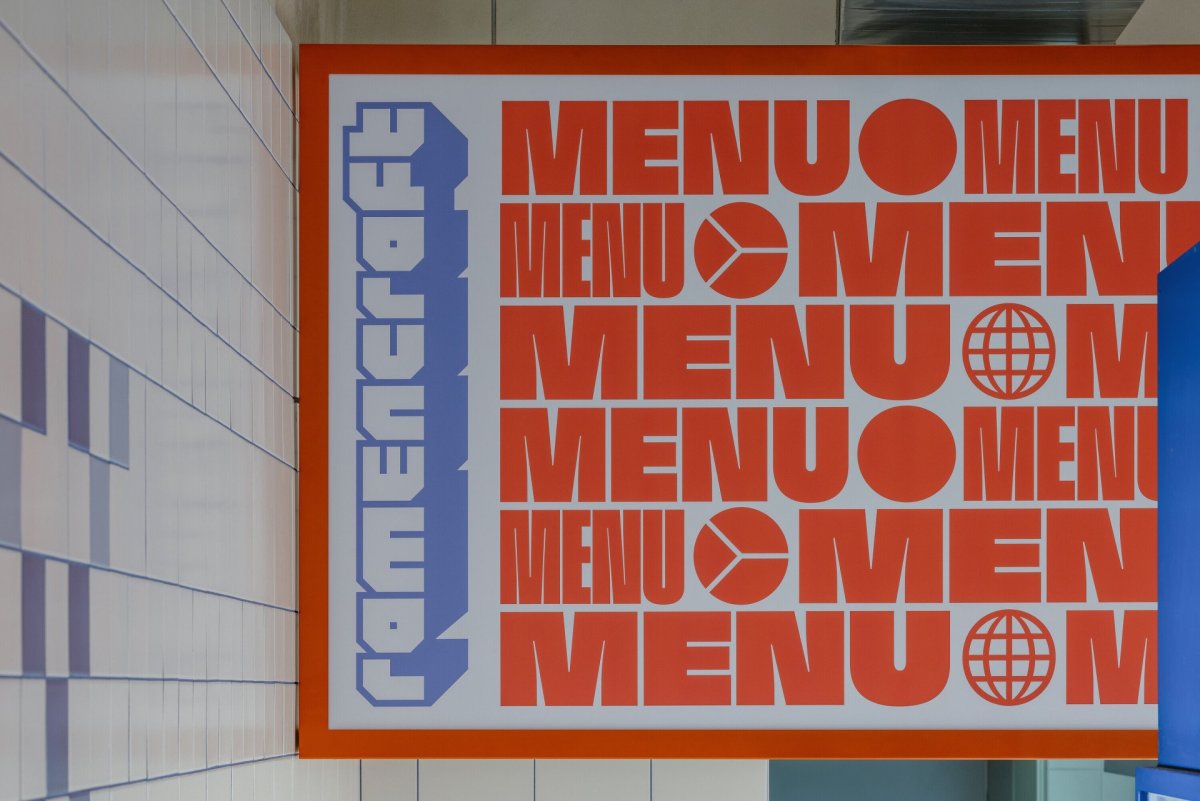 Grafiku pro bistro vytvořil Tomáš Eisner (Bistro Ramencraft v Praze, SAO Architekti)