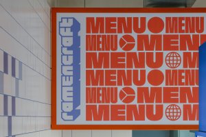 Grafiku pro bistro vytvořil Tomáš Eisner (Bistro Ramencraft v Praze, SAO Architekti)