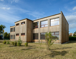 Rozšíření modulární školy Praha - Petrovice, Starý & Partner: Původně 4 třídní škola byla v roce 2018 rozšířena o další 2 třídy