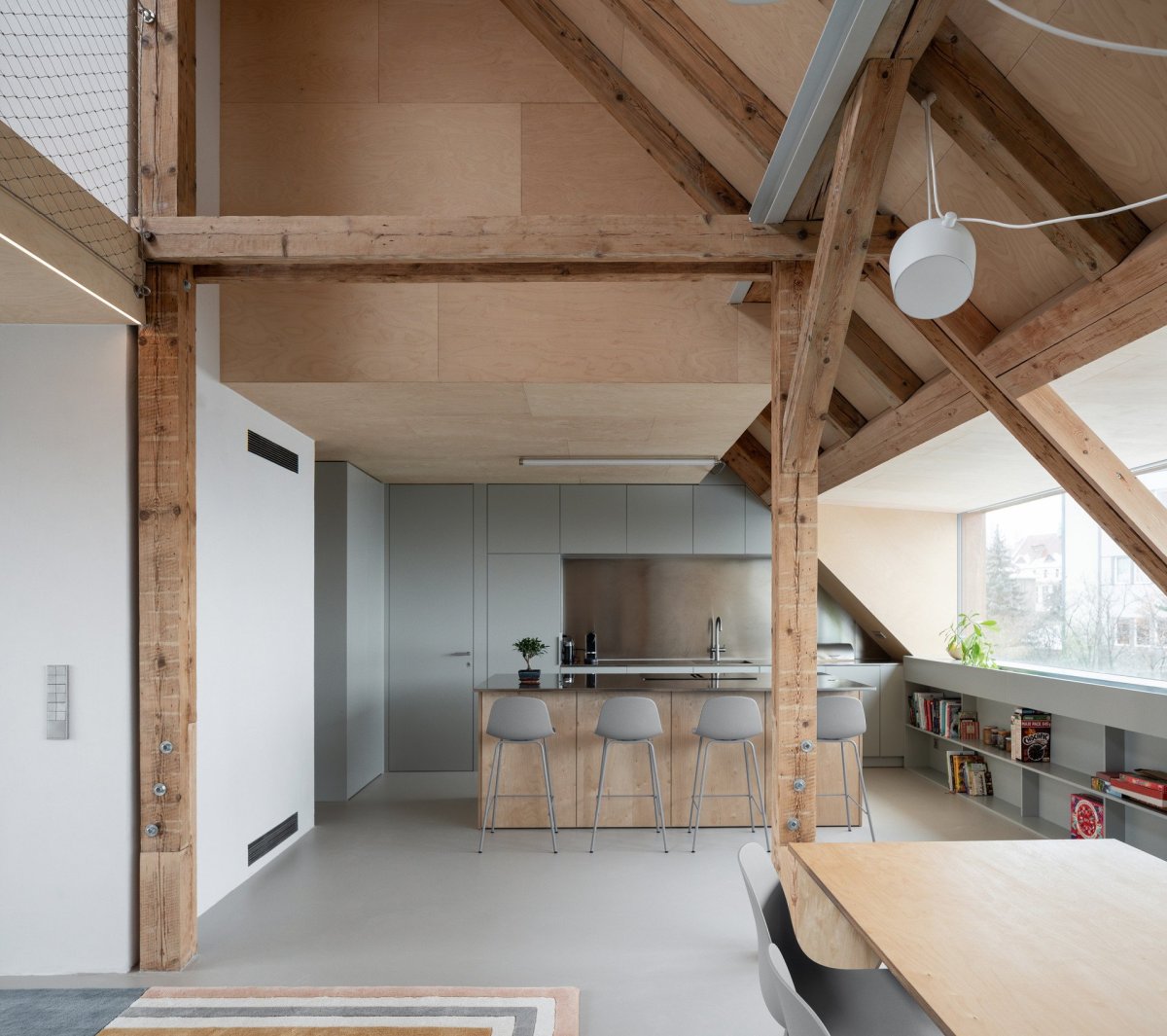 Pohled do interiéru podkrovního bytu, v němž žijí majitelé domu. (Rekonstrukce a přístavba k vile v Praze-Vinohradech, PAPUNDEKL ARCHITEKTI)