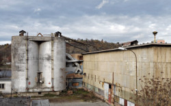 Pohled na sila a výrobní halu z peronu nádraží Praha-Holešovice.