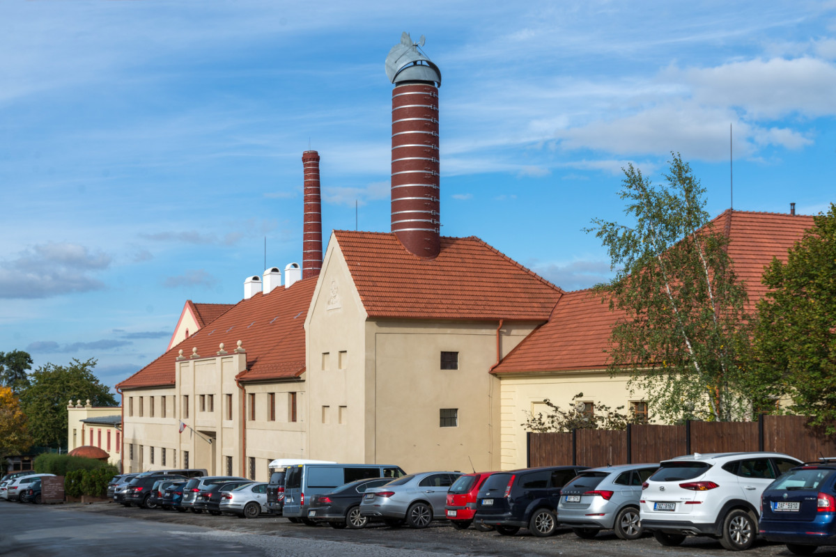 Národní muzeum pivovarnictví v Kostelci nad Černými Lesy nabízí „vše o českém pivě na jednom místě“. Jsou tu expozice o historii vaření piva, staré technologie i hospoda a ubytování.