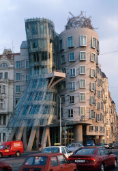 Frank Gehry a Vlado Milunić, Tančící dům, foto