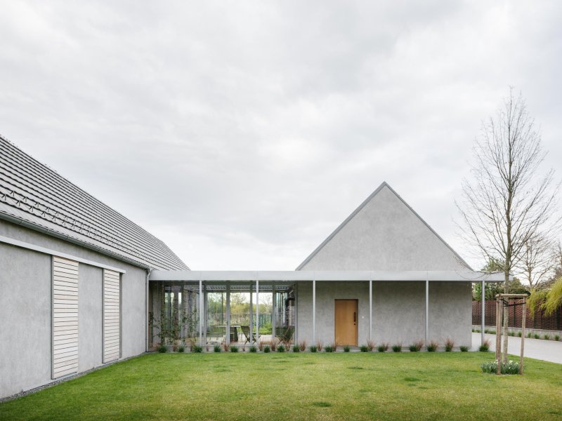 Kryté podloubí trochu připomíná "gánok", dřevěnou verandu typickou pro slovenské venkovské domy. (Dům u vinohradu, ARCHITEKTI mikulaj & mikulajová )