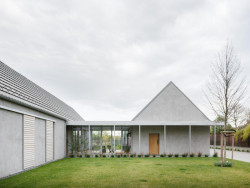 Kryté podloubí trochu připomíná "gánok", dřevěnou verandu typickou pro slovenské venkovské domy. (Dům u vinohradu, ARCHITEKTI mikulaj & mikulajová )