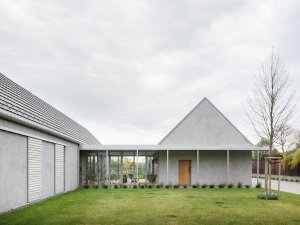 Kryté podloubí trochu připomíná "gánok", dřevěnou verandu typickou pro slovenské venkovské domy. (Dům u vinohradu, ARCHITEKTI mikulaj & mikulajová )