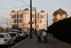 Odbornou veřejnost však motýl neokouzlil. „Vyprázdněný fasádní formalismus“, nazval to architekt Petr Burian v MF Dnes v roce 2013. Byla to jedna z těch anket, kde byl hotel zvolen za nejošklivější pražskou stavbu.