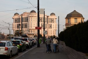 Odbornou veřejnost však motýl neokouzlil. „Vyprázdněný fasádní formalismus“, nazval to architekt Petr Burian v MF Dnes v roce 2013. Byla to jedna z těch anket, kde byl hotel zvolen za nejošklivější pražskou stavbu.