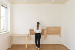 V nejzadnější místnosti kanceláří jsou stoly, které se dají sklopit, takže pak v prostoru nic nepřekáží a dá se sem přinést postel jinak uskladněná v kumbálu. - Kanceláře marketingové agentury KHS v Praze, studio COSMO