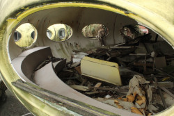 UFO Village - kolonie opuštěných kopií Futuro a Venturo Houses na severu Tchaj-wanu