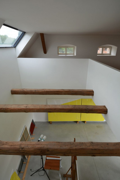 under-construction architects, Ateliér zasunutý do stodoly – foto