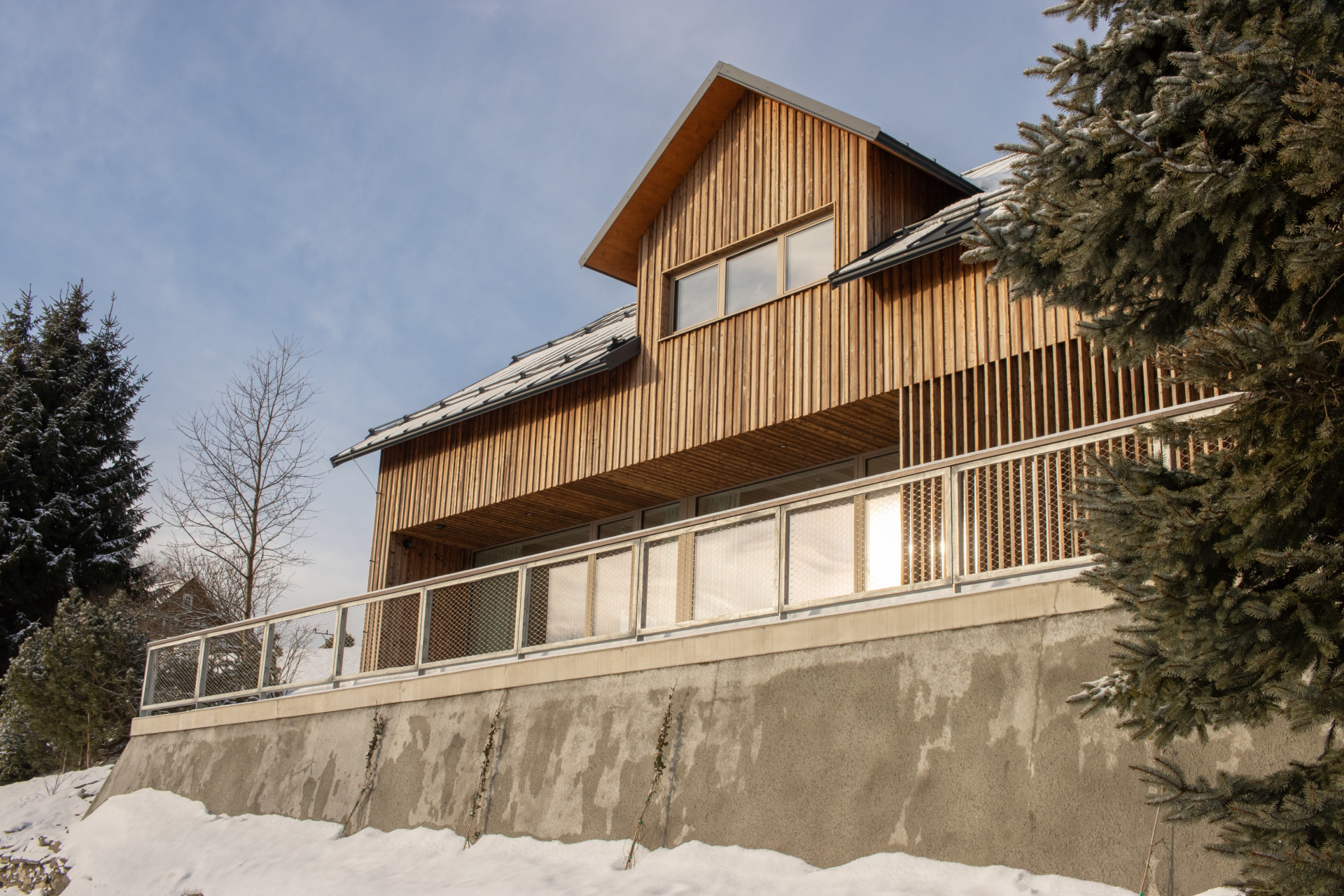 Tradiční ale přesto současná.  (Chalupa v Krkonoších; System Recovery Architects)