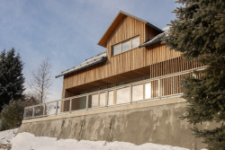 Tradiční ale přesto současná.  (Chalupa v Krkonoších; System Recovery Architects)