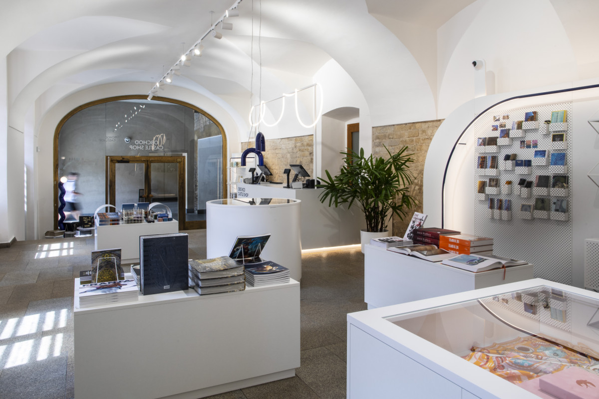 Podobu obchodu ovlivnil i fakt, že se jedná o památkově chráněný objekt. Nesmělo se například vrtat do stěn. (Design Shop Pražského hradu; Miroslav Nachlinger)