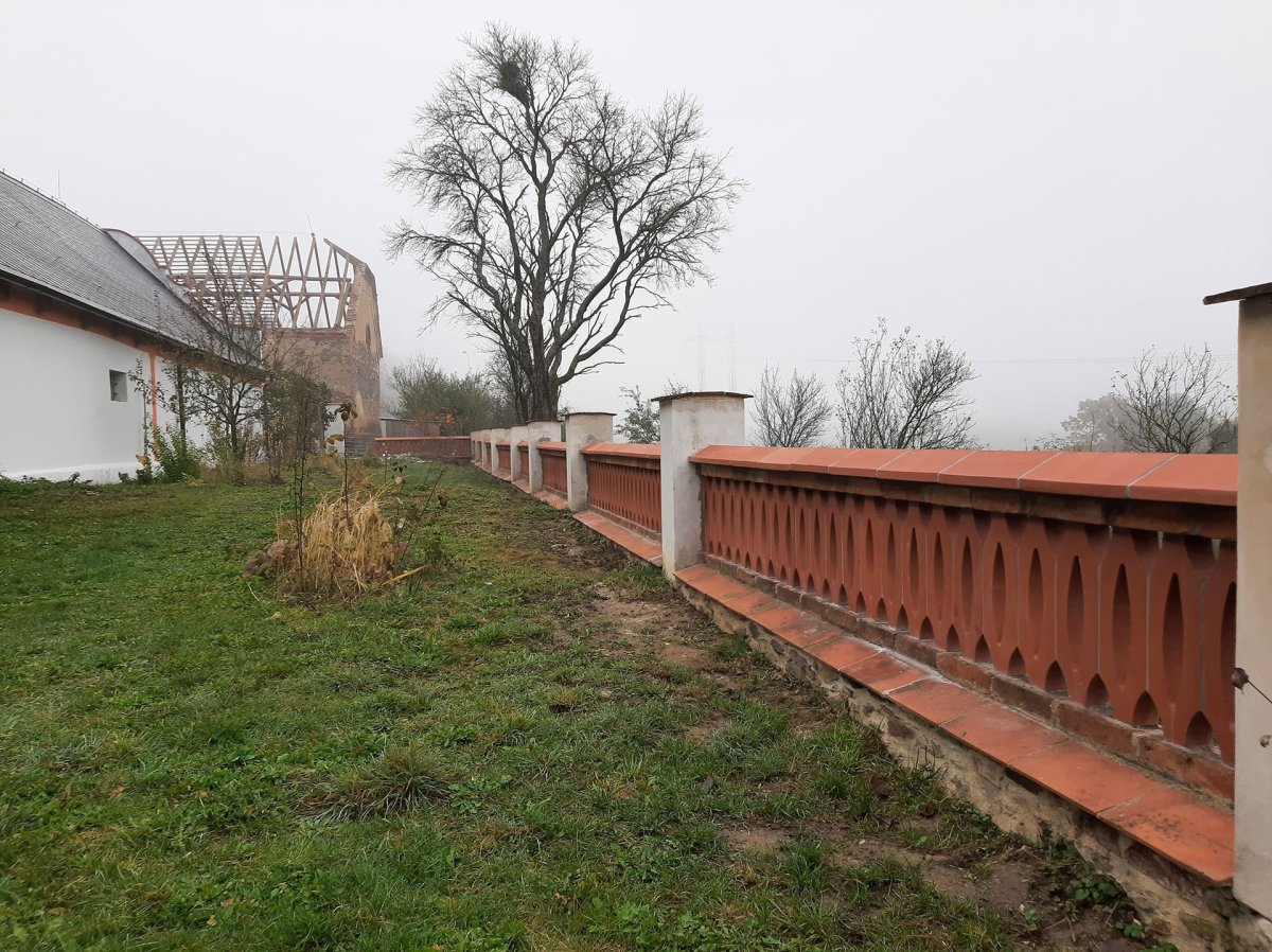 Cihelné zídky postavené z tradičních cihel z Cihelny Kadaň vytváří reprezentativní vstupní prostor, ladící s architekturou domu.