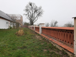 Cihelné zídky postavené z tradičních cihel z Cihelny Kadaň vytváří reprezentativní vstupní prostor, ladící s architekturou domu.