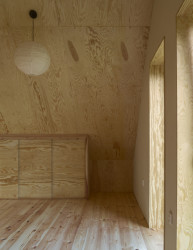 Celé druhé patro je obložené dřevem. (Casa De Mi Luna, Studio Circle Growth)