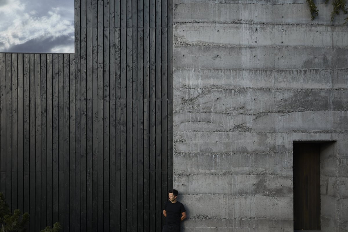 Beton, který vypadá jako skála. (Sídlo a showroom Janošík, Jakub Janošík)