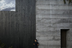 Beton, který vypadá jako skála. (Sídlo a showroom Janošík, Jakub Janošík)