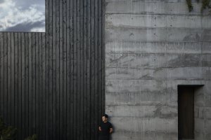 Beton, který vypadá jako skála. (Sídlo a showroom Janošík, Jakub Janošík)