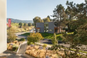 Celková užitná plocha dosahuje 256 m². (Bytový dům od KOMA MODULAR)
