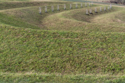 Detail terénních vln. Jsou zhutněné z jílu, na povrchu je ornice.