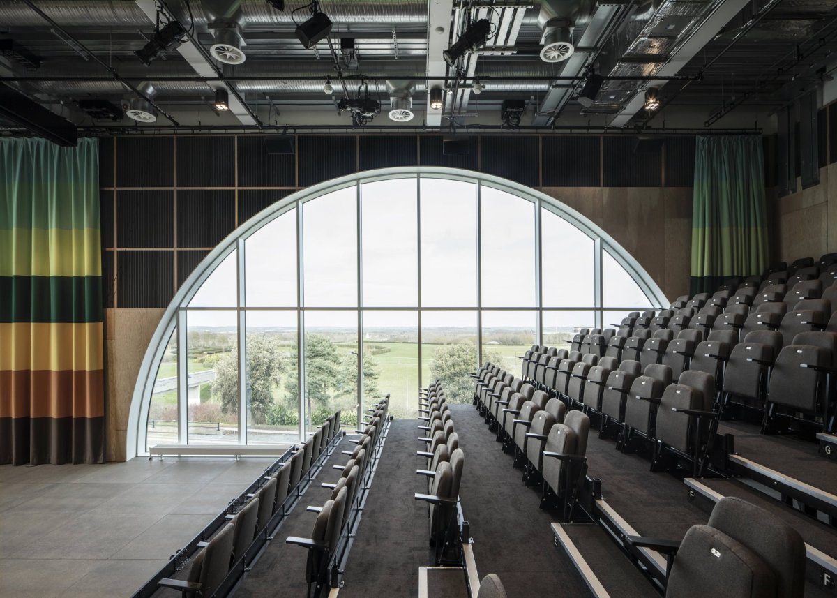 MK Gallery, 6a architects: Sky Room nabízí místo pro 200 diváků.